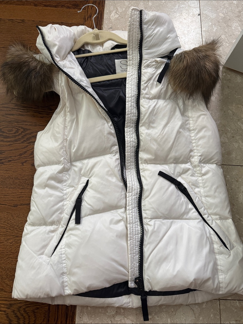 Women’s White Puffer Vest with Faux Fur Trim - Lightweight Winter Layer